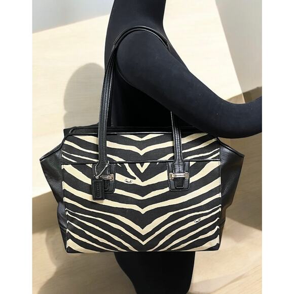 Coach F27009 Taylor Zebra Print Carryall Bag & NWT F51099 Small Wristlet - Picture 9 of 14